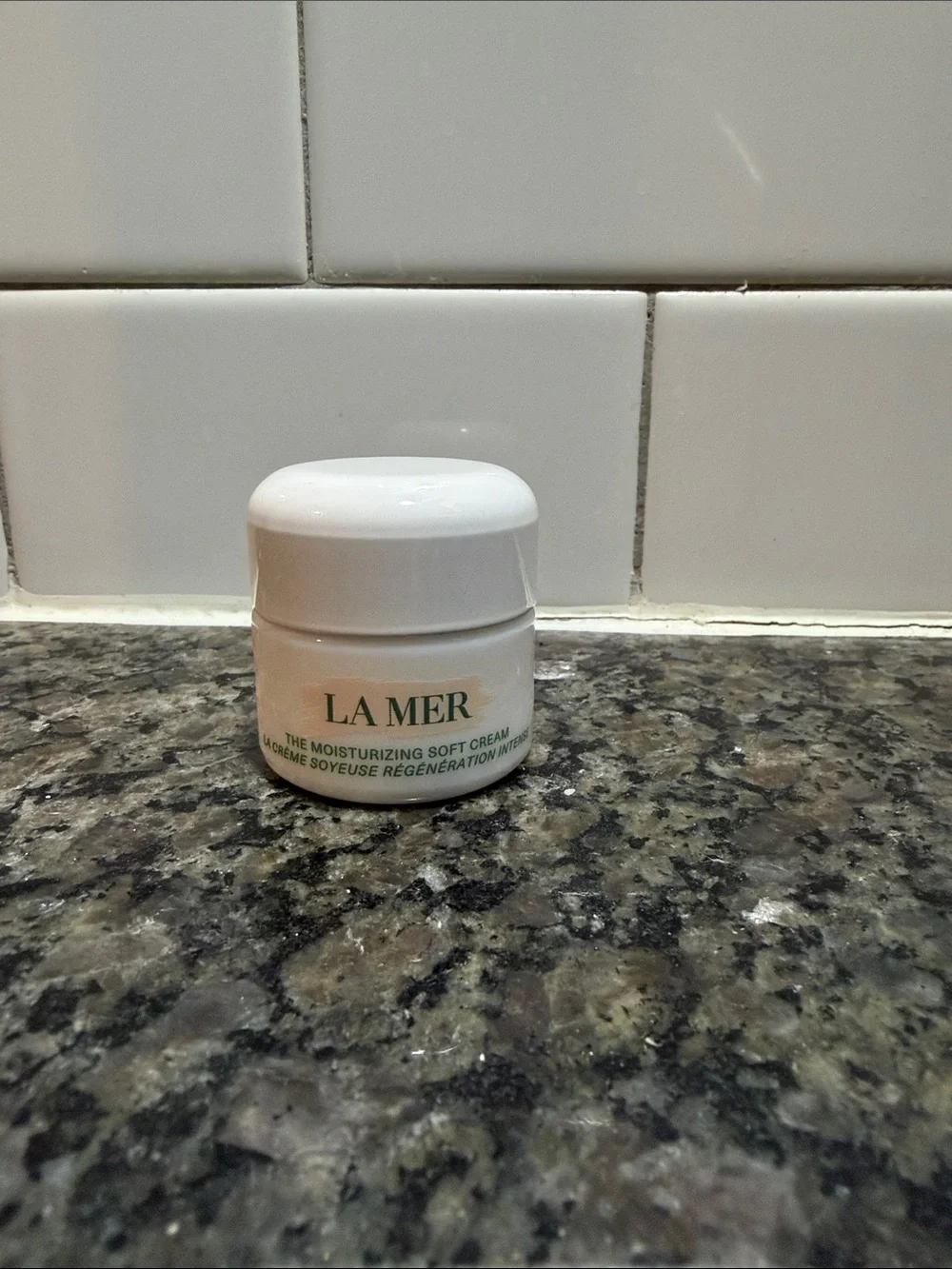 La Mer Moisturizing Cream Jar — White with Green Logo